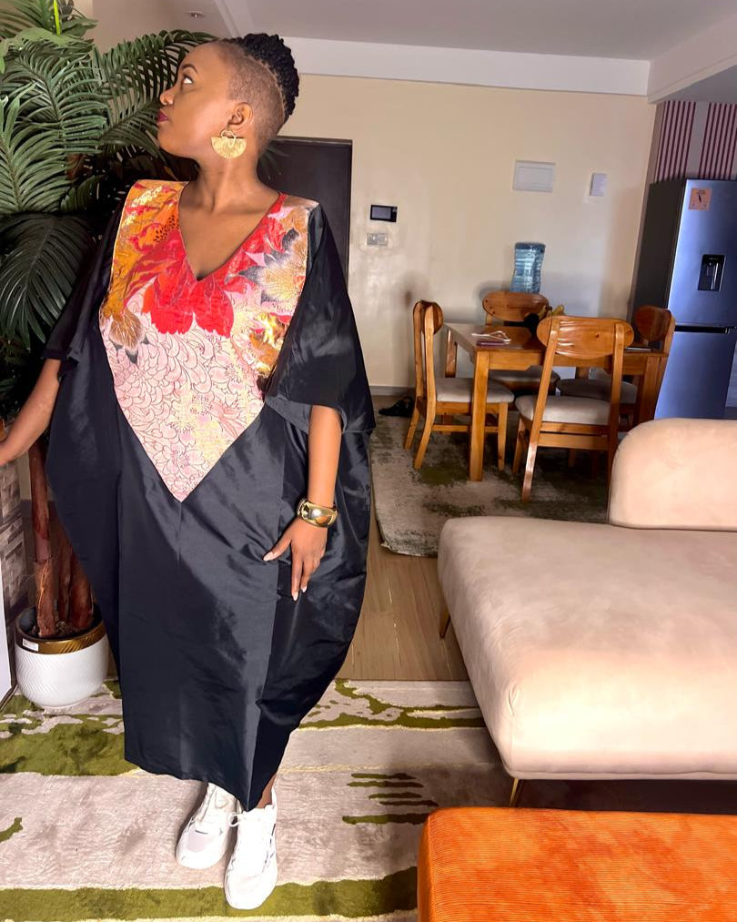 Robe kaftan en shantung fluide avec détail en brocard raffiné.
Confortable et élégante, elle s’adapte à toutes les morphologies.
Idéale pour vos sorties, événements ou un look chic au quotidien.
